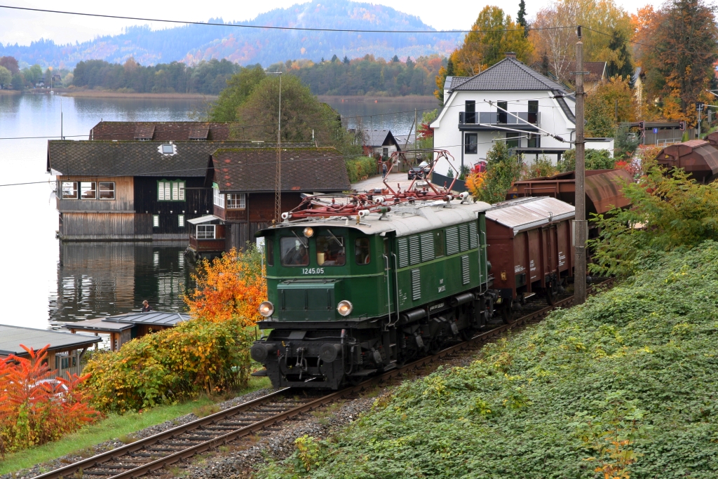 NBIK 1245.05 am 25.Oktober 2020 vor dem SGAG 14796 (Villach Hbf.-Ostbf. - St. Veit an der Glan-Westbf.) auf der Rudolfsbahn beim Strecken-Km 370,0.