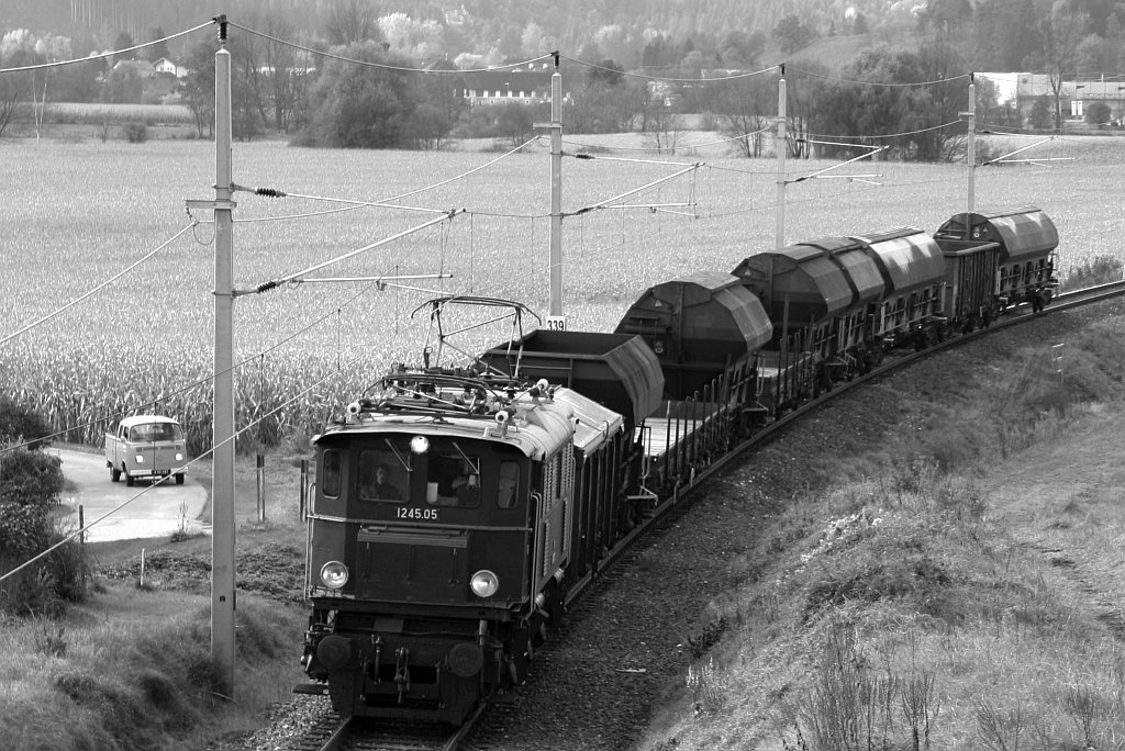NBIK 1245.05 am 25.Oktober 2020 mit dem SGAG 14796 (Villach Hbf.-Ostbf. - St. Veit an der Glan-Westbf.) auf der Rudolfsbahn beim Strecken-Km 339,2.
