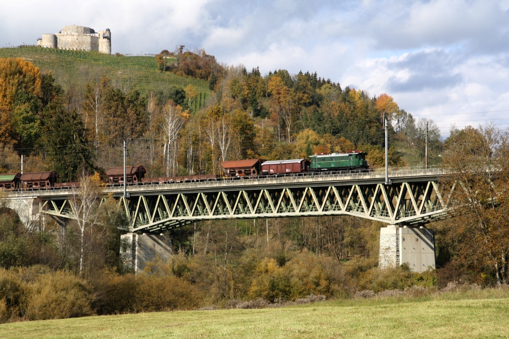 NBIK 1245.05 am 25.Oktober 2020 mit dem SGAG 14943 (St. Veit an der Glan/Westbf. - Launsdorf-Hochosterwitz) auf dem Taggenbrunner Viadukt.
