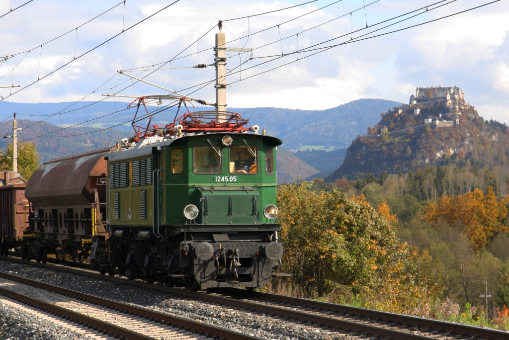 NBIK 1245.05 am 25.Oktober 2020 vor dem SGAG 14944 (Launsdorf-Hochosterwitz - St. Veit an der Glan/Westbf.) beim Strecken-Km 323,0 der Rudolfsbahn.