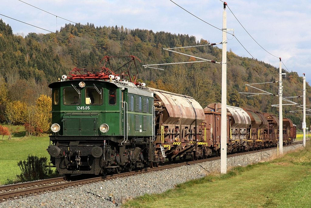 NBIK 1245.05 am 25.Oktober 2020 mit dem SGAG 14797 (St. Veit an der Glan-Westbf. - Villach Hbf.-Ostbf.) auf der Rudolfsbahn beim Strecken-Km 337,2.
