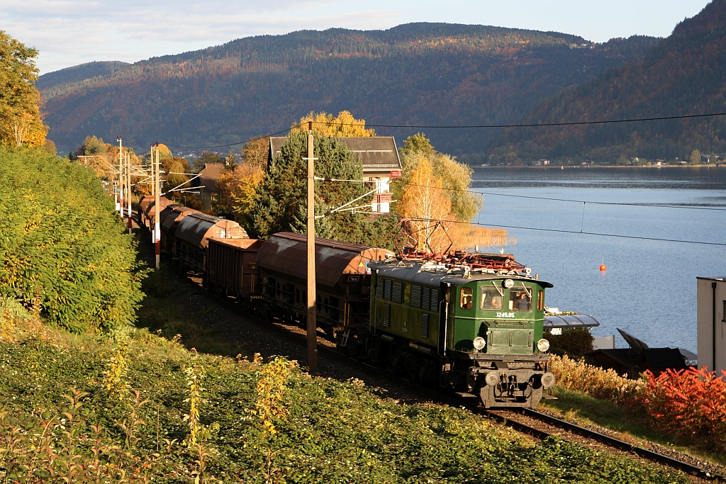 NBIK 1245.05 am 25.Oktober 2020 vor dem SGAG 14797 (St. Veit an der Glan-Westbf. - Villach Hbf.-Ostbf.) auf der Rudolfsbahn beim Strecken-Km 369,8.