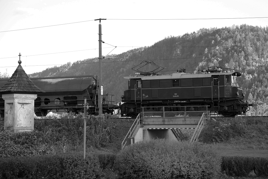 NBIK 1245.05 am 25.Oktober 2020 vor dem SGAG 14797 (St. Veit an der Glan-Westbf. - Villach Hbf.-Ostbf.) auf der Rudolfsbahn beim Strecken-Km 371,9.