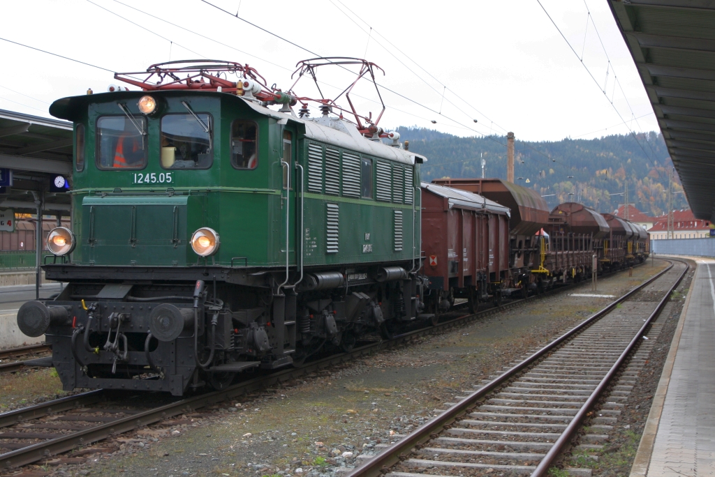 NBIK 1245.05 ist am Morgen des 25.Oktober 2020 als Verschubfahrt von St. Veit/Glan-Westbahnhof im Bahnhof St. Veit an der Glan angekommen.