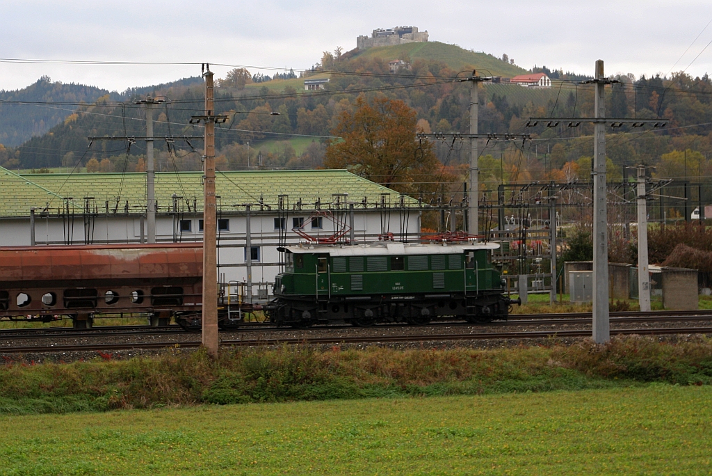 NBIK 1245.05 am Morgen des 25.Oktober 2020 als SGAG 14795 (St. Veit an der Glan -Villach Hbf.-Ostbf.) beim Unterwerk St. Veit an der Glan im Strecken-Km 1,4 der Rosentalbahn.