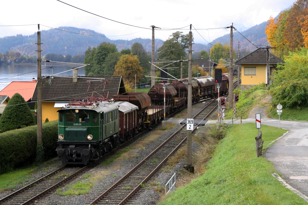 NBIK 1245.05 fährt am 25.Oktober 2020 mit dem SGAG 14796 (Villach Hbf.-Ostbf. - St. Veit an der Glan-Westbf.) in den Bahnhof Sattendorf ein.