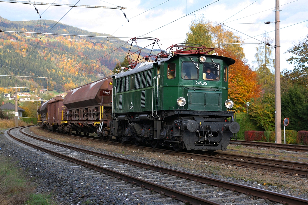 NBIK 1245.05 fährt am 25.Oktober 2020 mit dem SGAG 14797 (St. Veit an der Glan-Westbf. - Villach Hbf.-Ostbf.) in den Bahnhof Ossiach-Bodensdorf ein.