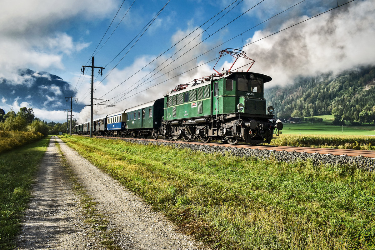 NBiK 1245.05 fährt am Zugschluss des SR 16796 (Spittal-Millstättersee - Lienz), bei Leßnig, zwischen Markt Sachsenburg und Kleblach-Lind vorüber.
Zuglok war NBiK 93.1332.
Aufgenommen am 15.9.2018.