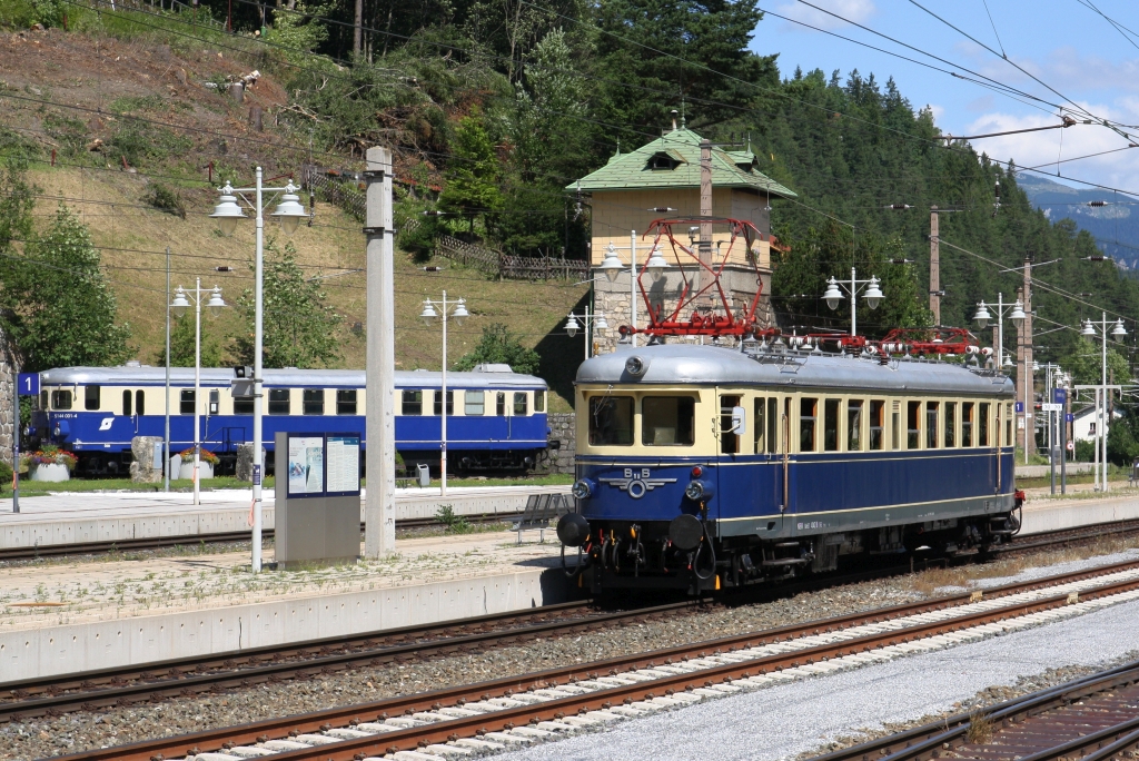 NBIK 4042.01 am 15.August 2019 als SLP 17070 (Peggau-Deutschfeistritz - Wien Westbahnhof) im Bahnhof Semmering; im Hintergrund der als Denkmal aufgestellte ÖBB 5144 001-4.