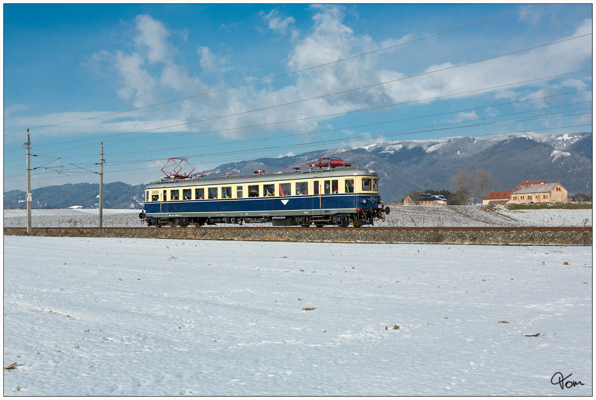 NBik 4042.01 auf Sonderfahrt zum  Advent im Stift Admont  von Villach Hbf nach Admont. Im Hintergrund sieht man noch Gebäude der ehemaligen Bauerei Farrach, einer Zweigstelle der Gösser Brauerei AG. 
Zeltweg 15.12.2018