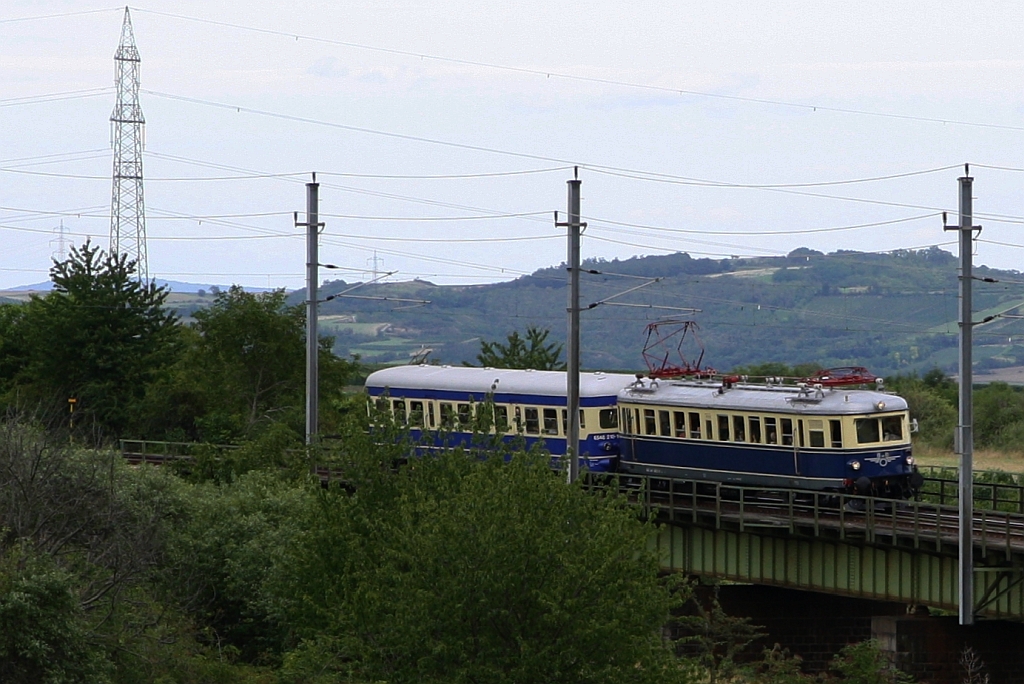 NBIK 4042.01 und BIF 6546 210-1 B4VS am 17.August 2019 als SR 17032 (Sigmundsherberg - Wien Praterstern) auf der Hangbrücke bei Limberg.