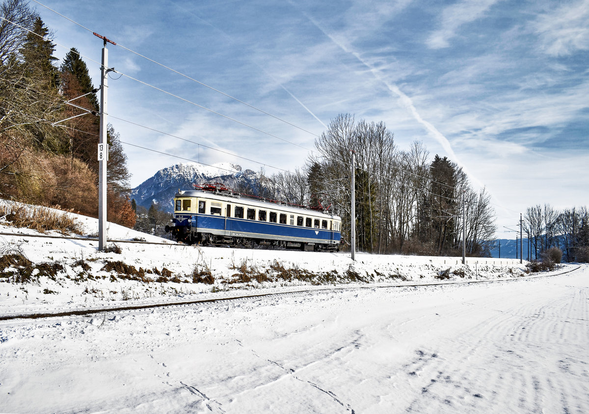 NBiK 4042.01 fährt, auf der Fahrt von St. Veit a. d. Glan nach Hermagor, kurz hinter Emmersdorf vorüber.
Aufgenommen am 15.12.2019.