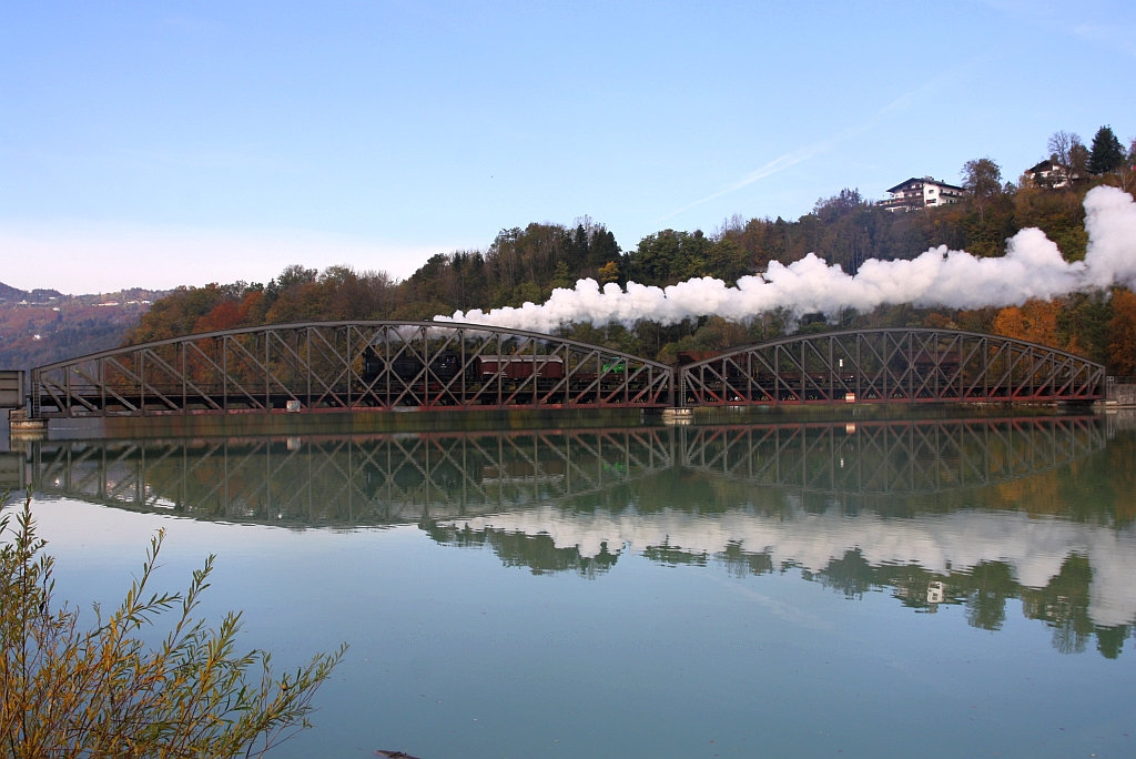 NBIK 93.1332 am 23.Oktober 2020 als NF 14787 (Klagenfurt Hbf. - Weizelsdorf) auf der Rosentalbahn auf der Brücke über den Ferlacher Stausee.