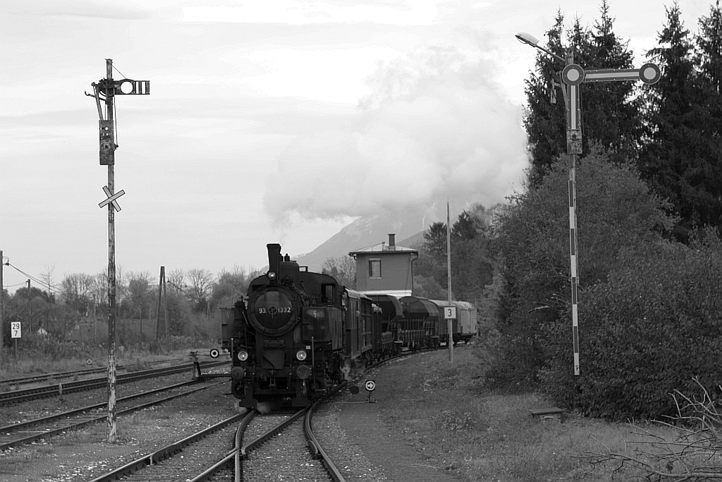 NBIK 93.1332 am 23.Oktober 2020 als NBiK-Fahrt 2 (Ferlach - Feistritz im Rosental) bei der Einfahrt in den Bahnhof Weizelsdorf.