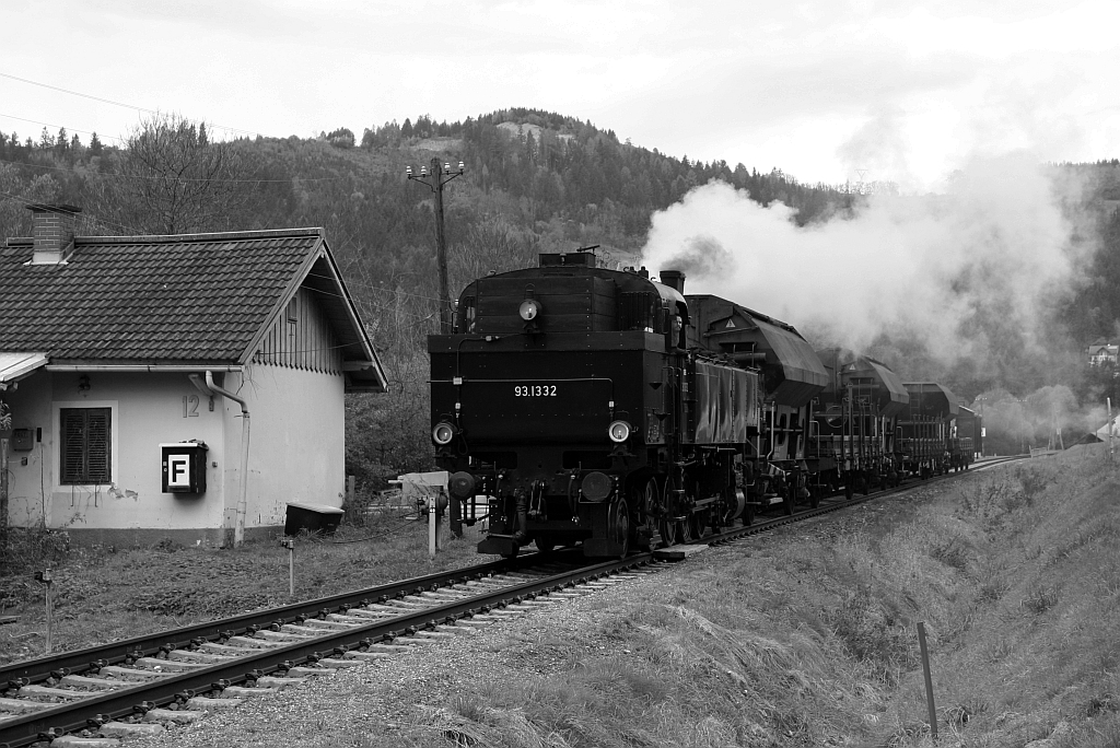NBIK 93.1332 am 24.Oktober 2020 als NF 14790 (Launsdorf-Hochosterwitz - Wietersdorf - Launsdorf-Hochosterwitz) beim Schrankenposten 12 im Strecken-Km 17,1 der Görschitztalbahn.