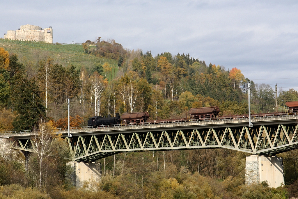 NBIK 93.1332 am 24.Oktober 2020 mit dem SGAG 14791 (Launsdorf-Hochosterwitz - St. Veit an der Glan) auf dem Taggenbrunner Viadukt.