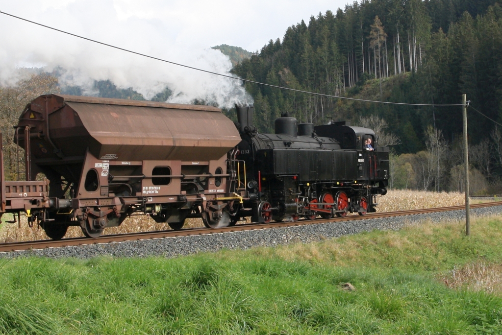 NBIK 93.1332 am 24.Oktober 2020 als NF 14793 (Launsdorf-Hochosterwitz - Wietersdorf - Launsdorf-Hochosterwitz) kurz nach dem Schrankenposten im Strecken-Km 2,5 der Görschitztalbahn.