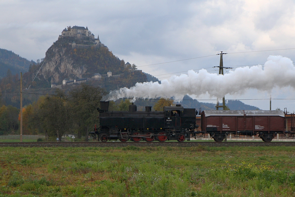 NBIK 93.1332 am Morgen des 24.Oktober 2020 als NF 14790 (Launsdorf-Hochosterwitz - Wietersdorf - Launsdorf-Hochosterwitz) beim Strecken-Km 1,2 der Görschitztalbahn.