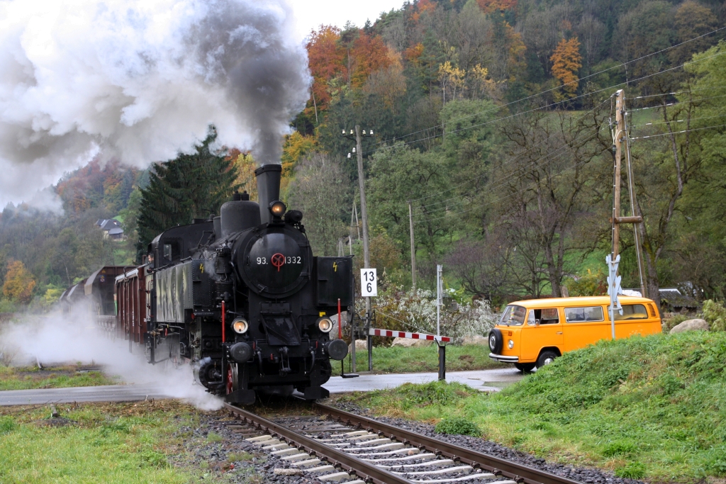 NBIK 93.1332 fährt am 24.Oktober 2020 als NF 14790 (Launsdorf-Hochosterwitz - Wietersdorf - Launsdorf-Hochosterwitz) aus dem Bahnhof Eberstein.