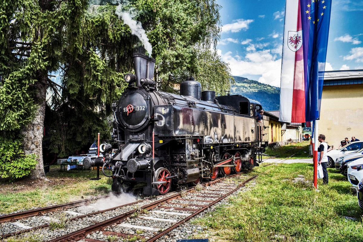 NBiK 93.1332 fährt auf dem Weg zur Drehscheibe.
Hier zu sehen vor dem Heizhaus im Bahnhof Lienz.
Aufgenommen am 15.9.2018.