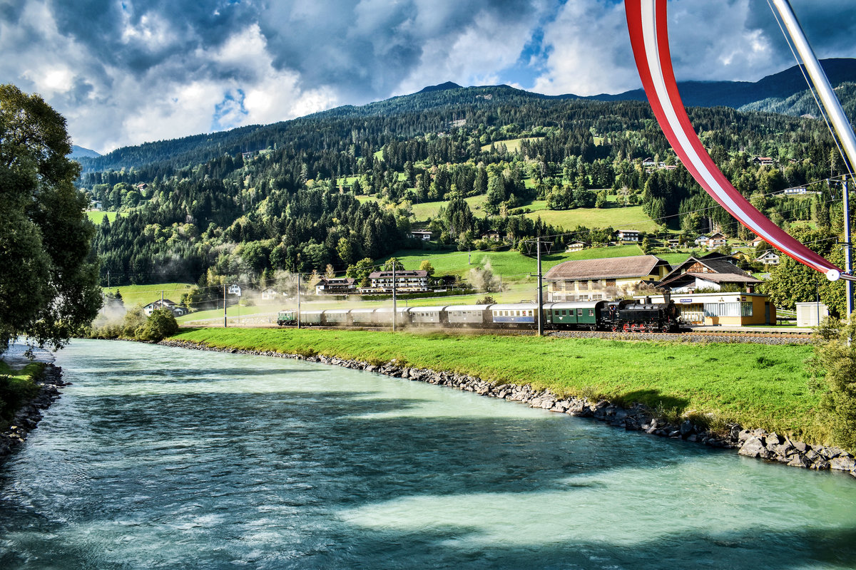 NBiK 93.1332 fährt mit dem SR (Lienz - Spittal-Millstättersee), in die Haltestelle Berg im Drautal.
Schiebelok war NBiK 1245.05.
Aufgenommen am 15.9.2018.