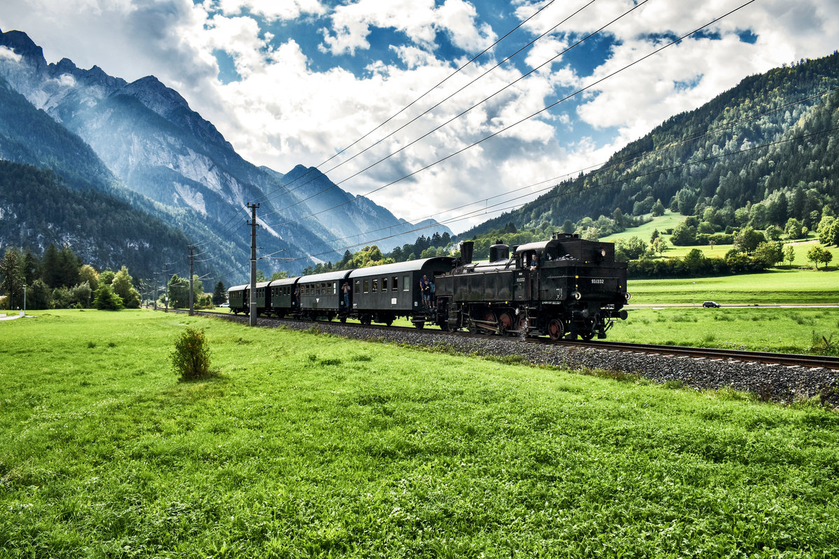 NBiK 93.1332 fährt mit dem SR 16795 (Thal - Lienz), bei Leisach nahe Lienz vorüber.
Schiebelok war NBiK 1245.05.
Aufgenommen am 15.9.2018.