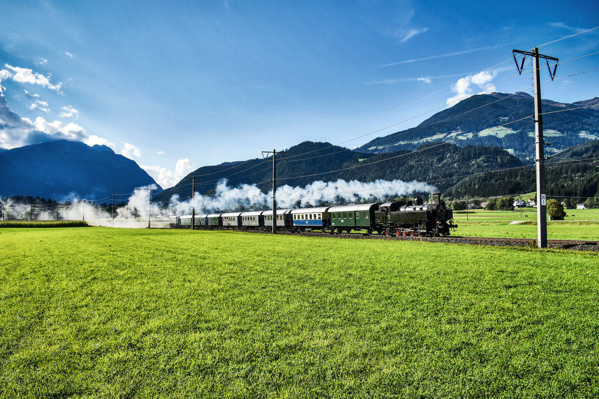 NBiK 93.1332 fährt mit dem SR 16797 (Lienz - Spittal-Millstättersee), bei Irschen vorüber.
Schiebelok war NBiK 1245.05.
Aufgenommen am 15.9.2018.