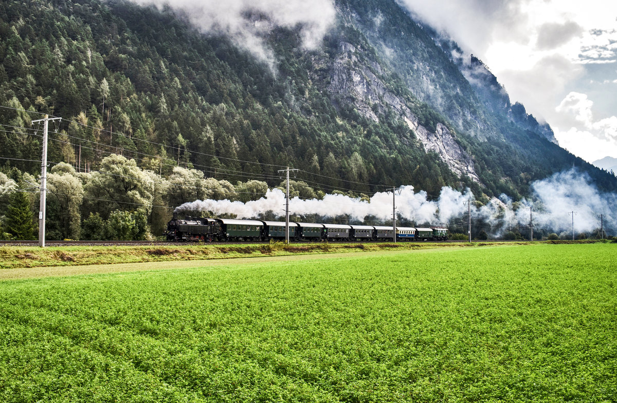 NBiK 93.1332 fährt mit dem SR 16796 (Spittal-Millstättersee - Lienz), zwischen Oberdrauburg und Nikolsdorf vorüber.
Schiebelok war NBiK 1245.05.
Aufgenommen am 15.9.2018.