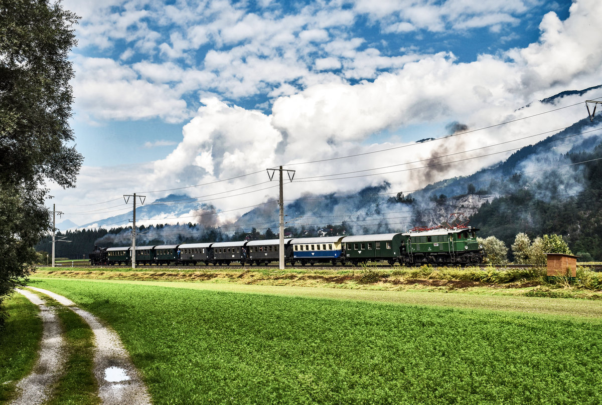 NBiK 93.1332 fährt mit dem SR 16796 (Spittal-Millstättersee - Lienz), zwischen Kleblach-Lind und Steinfeld im Drautal vorüber.
Schiebelok war NBiK 1245.05.
Aufgenommen am 15.9.2018.
