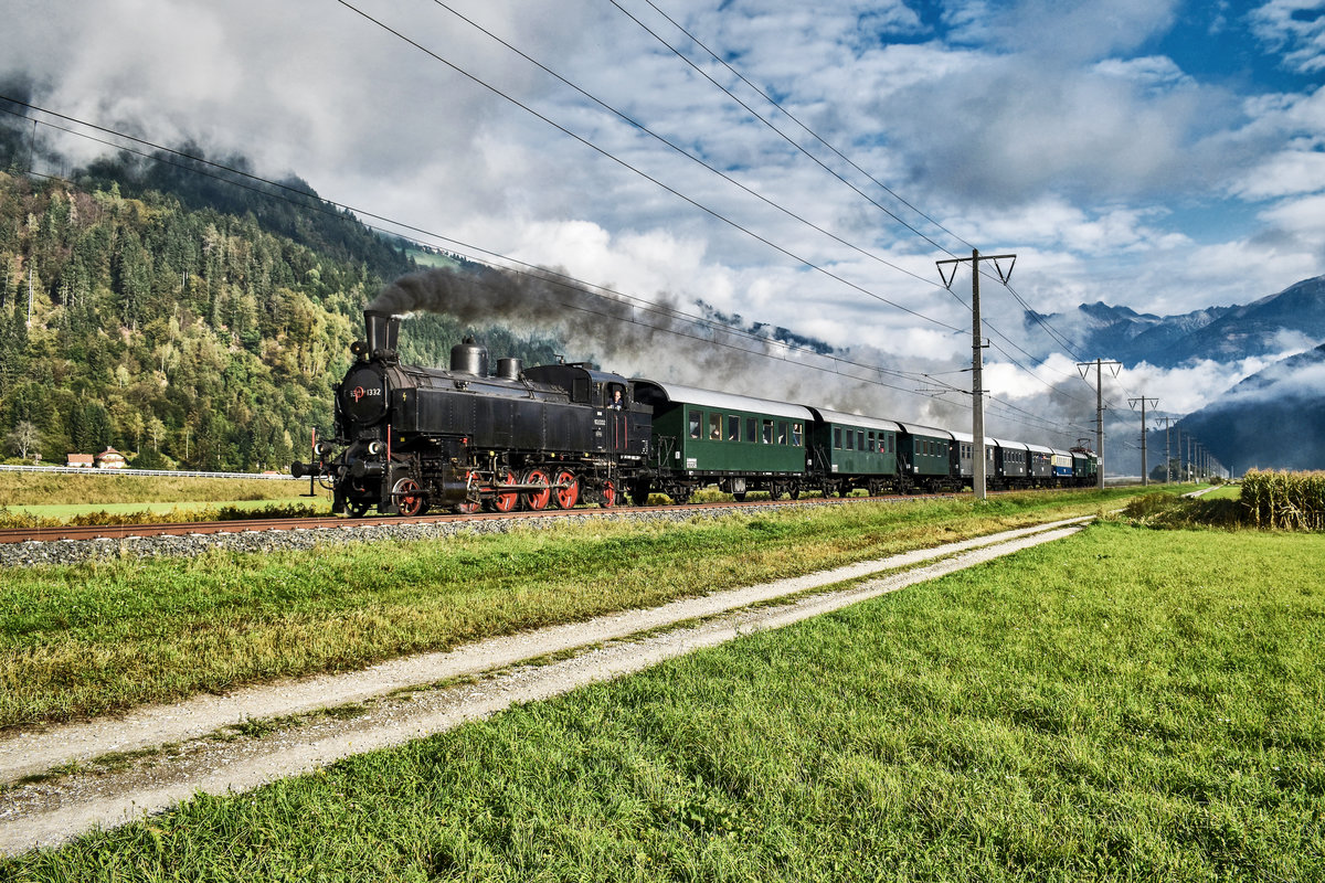 NBiK 93.1332 fährt mit dem SR 16796 (Spittal-Millstättersee - Lienz), bei Leßnig, zwischen Markt Sachsenburg und Kleblach-Lind vorüber.
Schiebelok war NBiK 1245.05.
Aufgenommen am 15.9.2018.