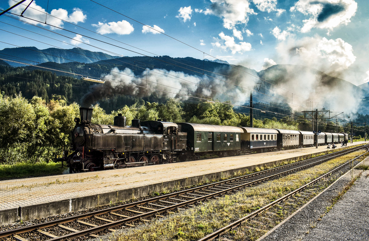 NBiK 93.1332 fährt mit dem SR 16797 (Lienz - Spittal-Millstättersee), aus dem Bahnhof Greifenburg-Weißensee aus.
Schiebelok war NBiK 1245.05.
Aufgenommen am 15.9.2018.