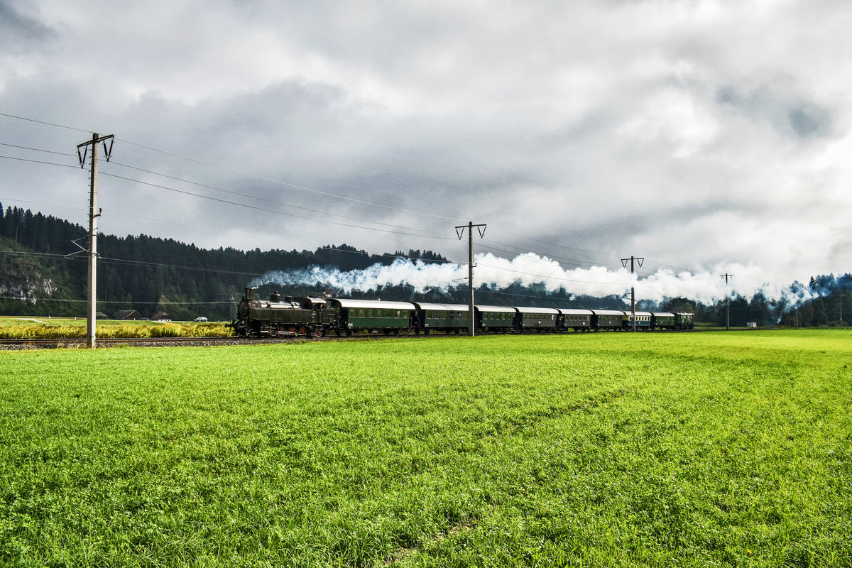 NBiK 93.1332 fährt mit dem SR 16796 (Spittal-Millstättersee - Lienz), bei Irschen vorüber.
Schiebelok war NBiK 1245.05.
Aufgenommen am 15.9.2018.