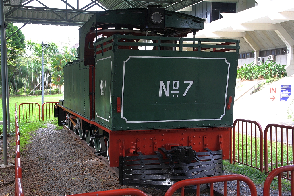 NBR No.7 am 09.Februar 2025 im Muzium Sabah in Kota Kinabalu. - 1912 von Hunslet Engine Co. Ltd., Leeds / England (Fabr.Nr. 1092) gebaut erhielt die Lok die NBR-Nummer 14 und den Nahmen KINABALU. 1953 wurde die Lok in “Sir H. RALPH HONE” umbenannt. 1954 erhielt die Lok dann die neue NBR-Nummer 7 und wurde 1968 ausgemustert.