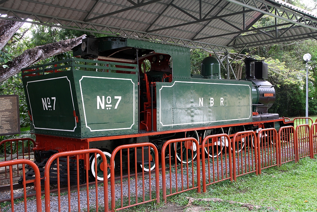 NBR No.7 am 09.Februar 2025 im Muzium Sabah in Kota Kinabalu. - 1912 von Hunslet Engine Co. Ltd., Leeds / England (Fabr.Nr. 1092) gebaut erhielt die Lok die NBR-Nummer 14 und den Nahmen KINABALU. 1953 wurde die Lok in “Sir H. RALPH HONE” umbenannt. 1954 erhielt die Lok dann die neue NBR-Nummer 7 und wurde 1968 ausgemustert.