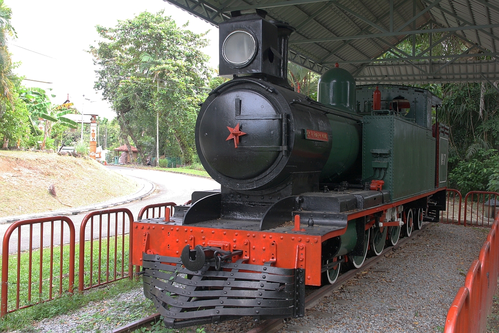NBR No.7 am 09.Februar 2025 im Muzium Sabah in Kota Kinabalu. - 1912 von Hunslet Engine Co. Ltd., Leeds / England (Fabr.Nr. 1092) gebaut erhielt die Lok die NBR-Nummer 14 und den Nahmen KINABALU. 1953 wurde die Lok in “Sir H. RALPH HONE” umbenannt. 1954 erhielt die Lok dann die neue NBR-Nummer 7 und wurde 1968 ausgemustert.