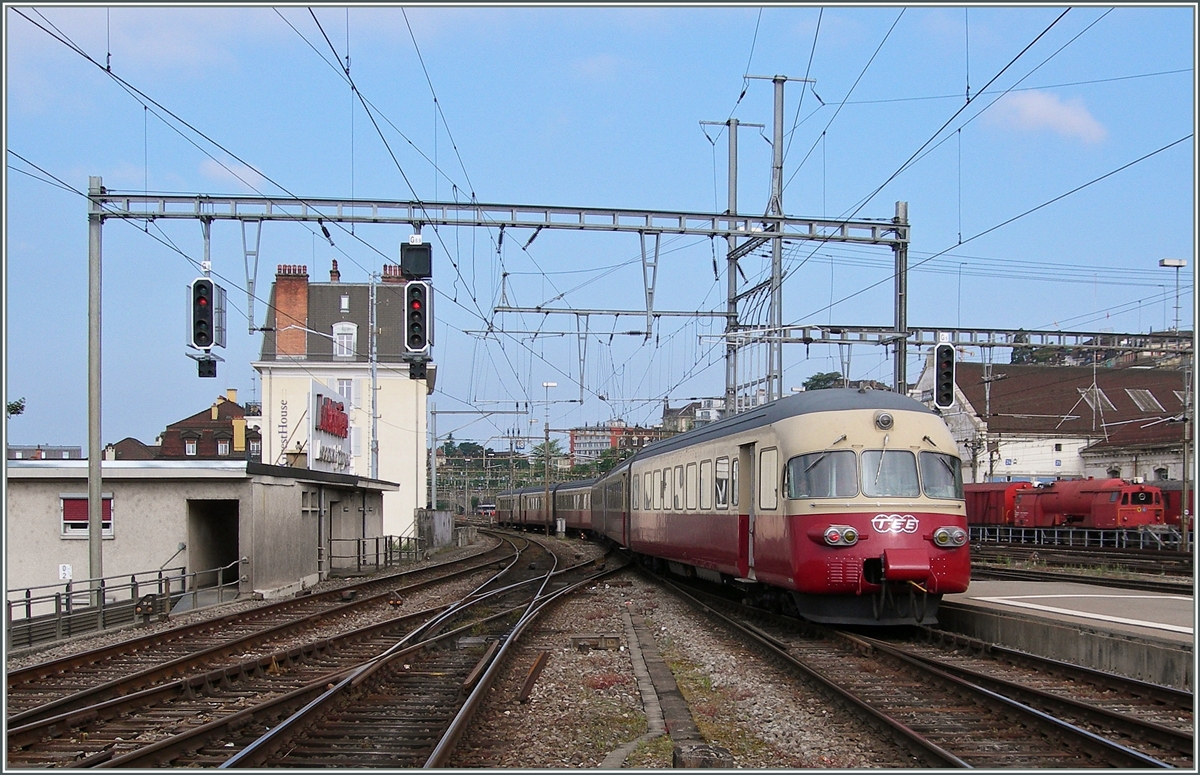 NBS ist nicht einen Erfindung unsere Tage: am 16 Mai 1915, also vor genau 100 Jahren, wurde der 6099 Meter lange Mont d'Or Tunnel zwischen Vallorbe (CH) und Longevilles Rochjean (F) eröffnet und ersparte den Zügen auf der Fahrt über die Simplonstrecke den Umweg über Pontarlier. 
Grund genug den Tag mit dem wohl faszinierenstem  Zug der je auf dieser Strecke fuhr  - dem TEE  Cislpin , der hier in Form des RAe TEE II auf seine alte Stammstrecke zurückkehrte und von Lausanne nach Vallorbe fuhr. 
Einen lieben Dank an Julian für den kleinen Besuch und den grossen Tipp.
Lausanne, den 16. Mai 2015