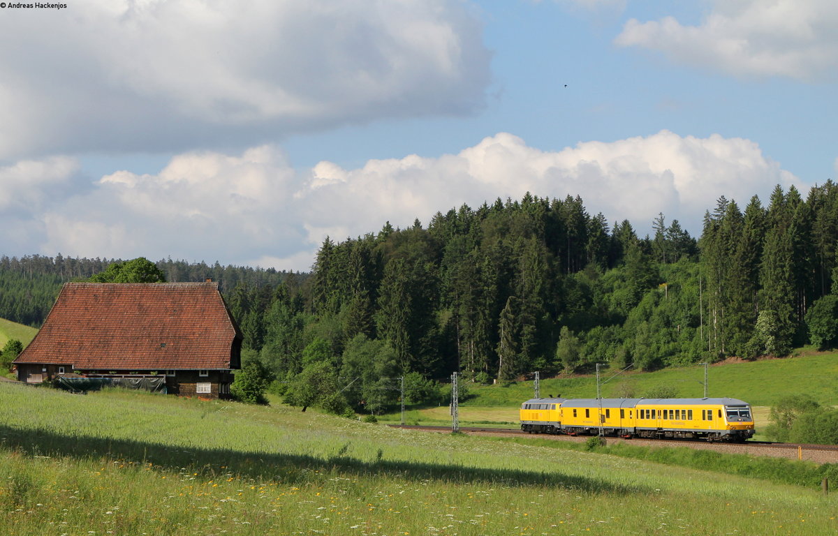 NbZ 94320 (Villingen(Schwarzw)-St.Georgen(Schwarzw)) mit Schublok 218 471-1 bei Stockburg 10.6.16