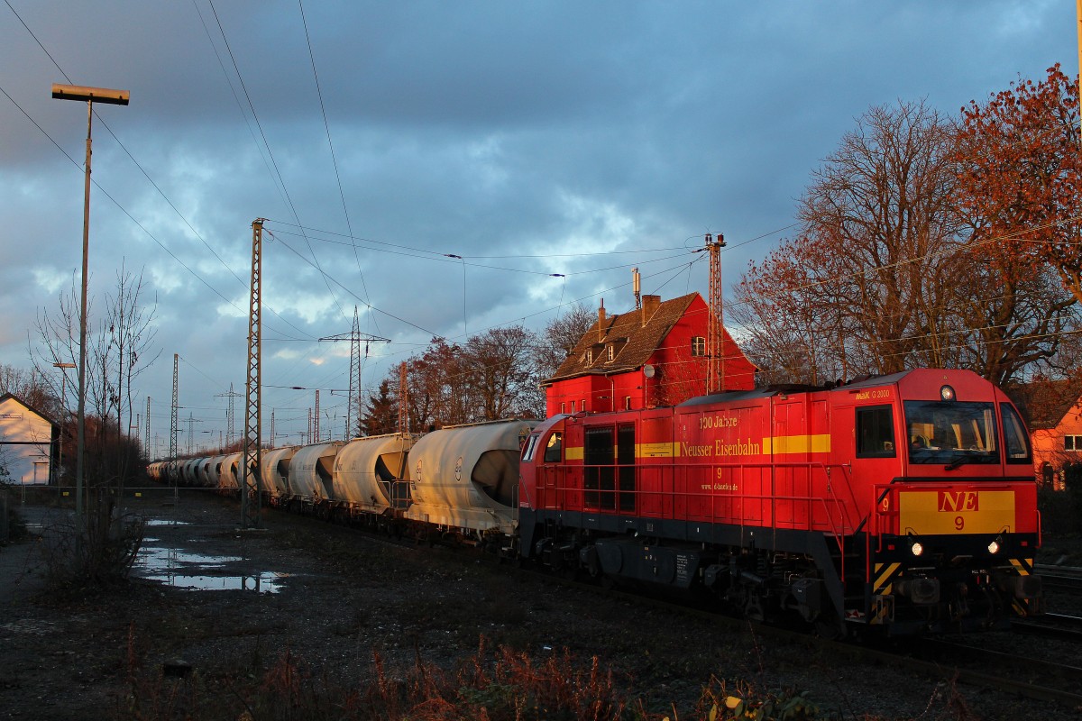 NDH Lok 9 am 18.12.13 mit einem Kalkwagenzug in Ratingen-Lintorf beim Halt.