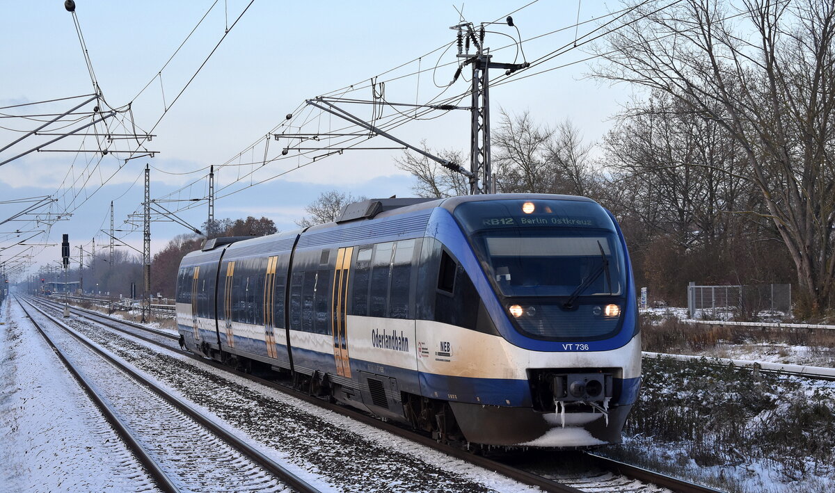 NEB mit der RB 12 nach Berlin Ostkreuz mit  VT 736  (NVR:  95 80 0643 412-9 D-NEBB ) bei der Einfahrt Bahnhof Berlin-Hohenschönhausen am 30.11.23