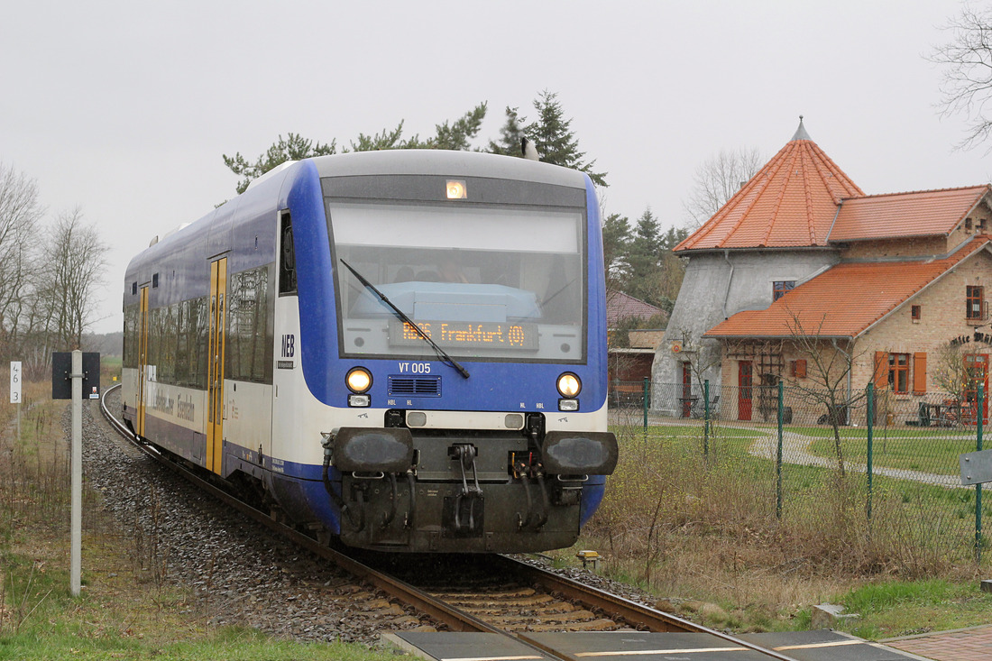 NEB VT 005 // Aufgenommen vom Bahnübergang  An der Storkower Straße  in Heidesee. // 26. März 2019
