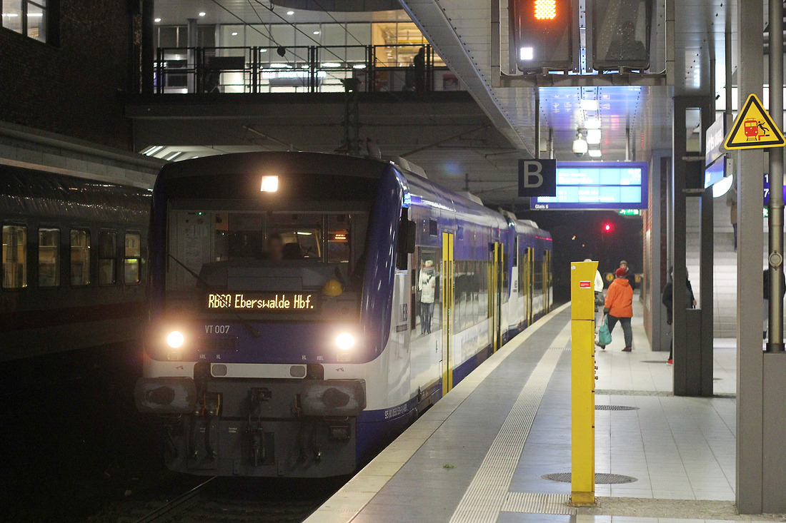 NEB VT 007 am 11. November 2016 im Bahnhof Berlin Gesundbrunnen.
