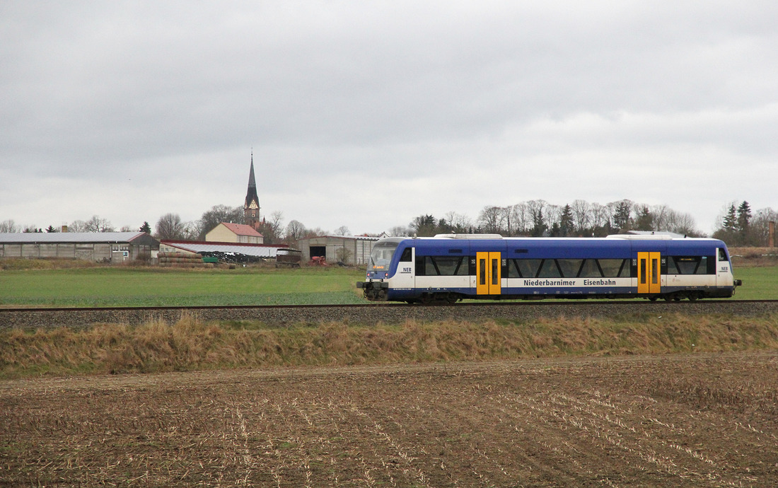 NEB VT 018 im Bereich Golzow (bei Eberswalde) am 5. Januar 2018.
Das Fahrzeug war als RB 63 von Eberswalde nach Joachimsthal unterwegs.