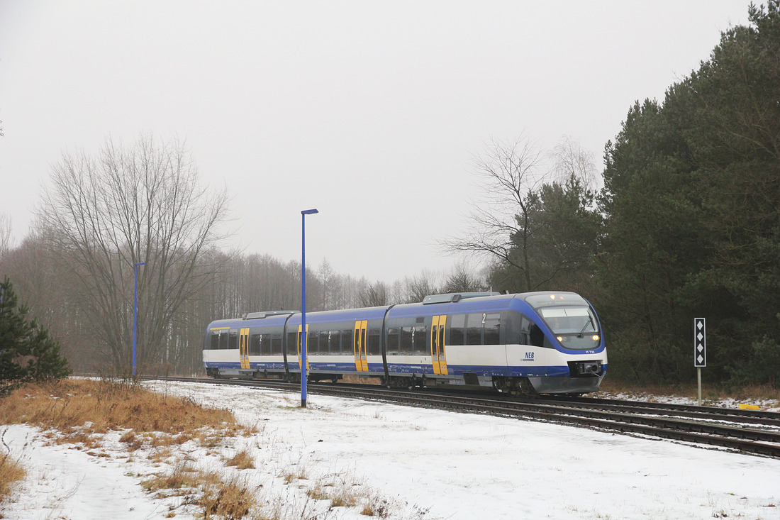 NEB VT 730 // Aufgenommen vom Bahnübergang Mühlenbecker Damm am Bahnhof Basdorf (DS100: BBAS) in Wandlitz. // 21. Januar 2017

