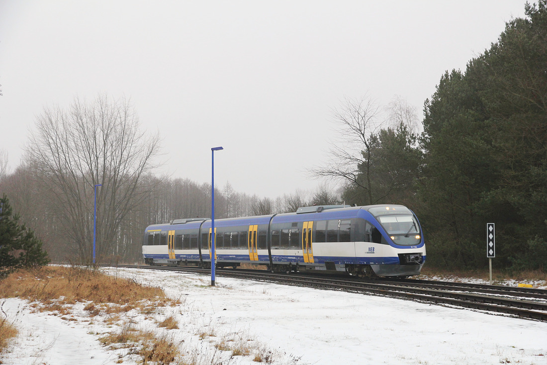 NEB VT 730 // Aufgenommen vom Bahnübergang Mühlenbecker Damm am Bahnhof Basdorf (DS100: BBAS) in Wandlitz. // 21. Januar 2017
