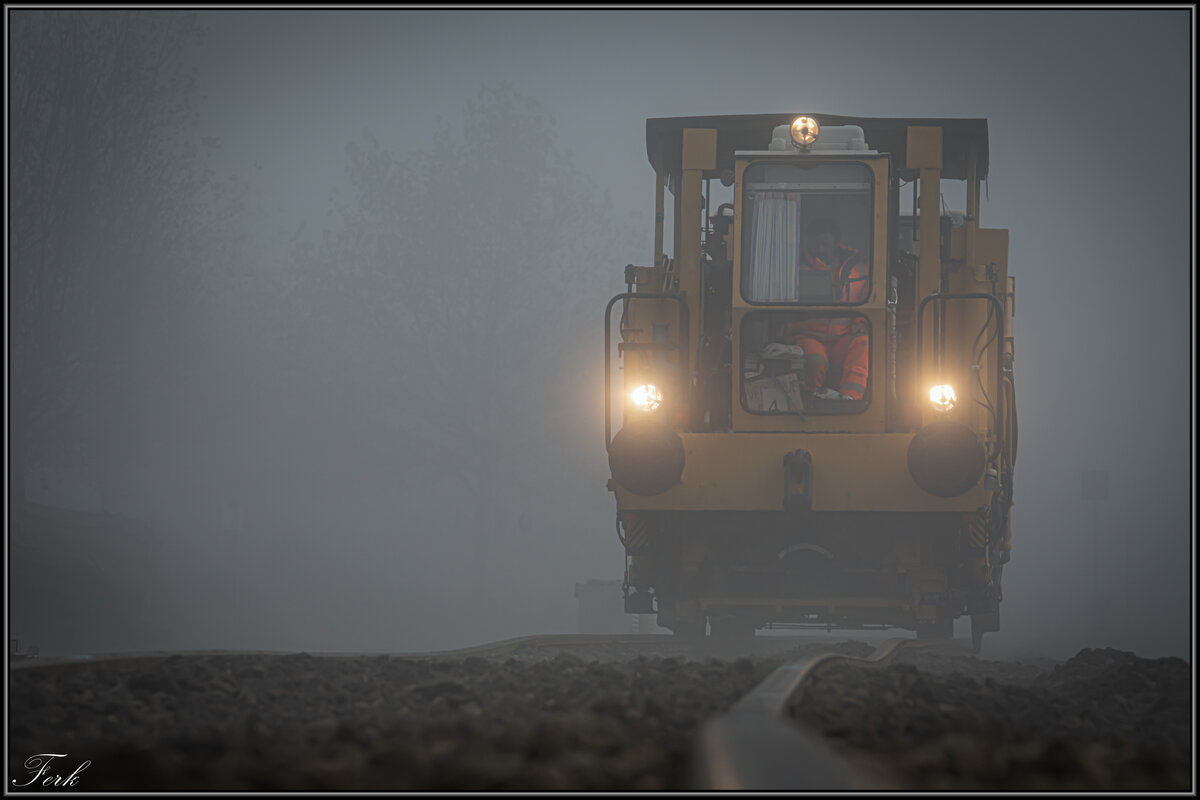 Nebel begleitete eine Baustelle der GKB in Pölfing Brunn am 21.11.2021. 
Eine der letzten Arbeiten ist immer das Stopfen . Auch hier wühlt sich die  kleine  durch den Schotter um die Schienen in korrekte Position zu bringen. 
Vom BAhnübergang aus konnte ich die Arbeit der Machine beobachten .