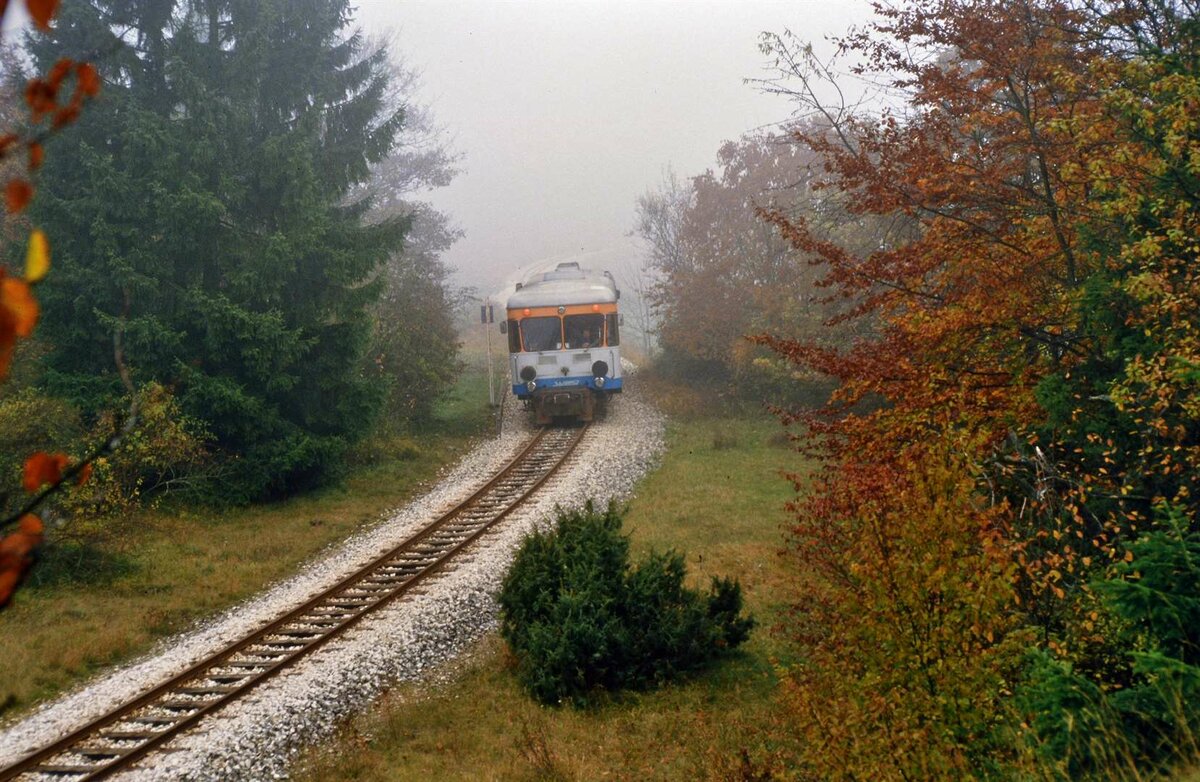 Nebel und Schienenbus auf der Alb. Wer hätte das nicht gerne zurück?
Ein Schienenbus auf der WEG-Nebenbahn Amstetten-Laichingen zwischen Amstetten und Oppingen.
Das Foto entstand am 02.11.1984. 