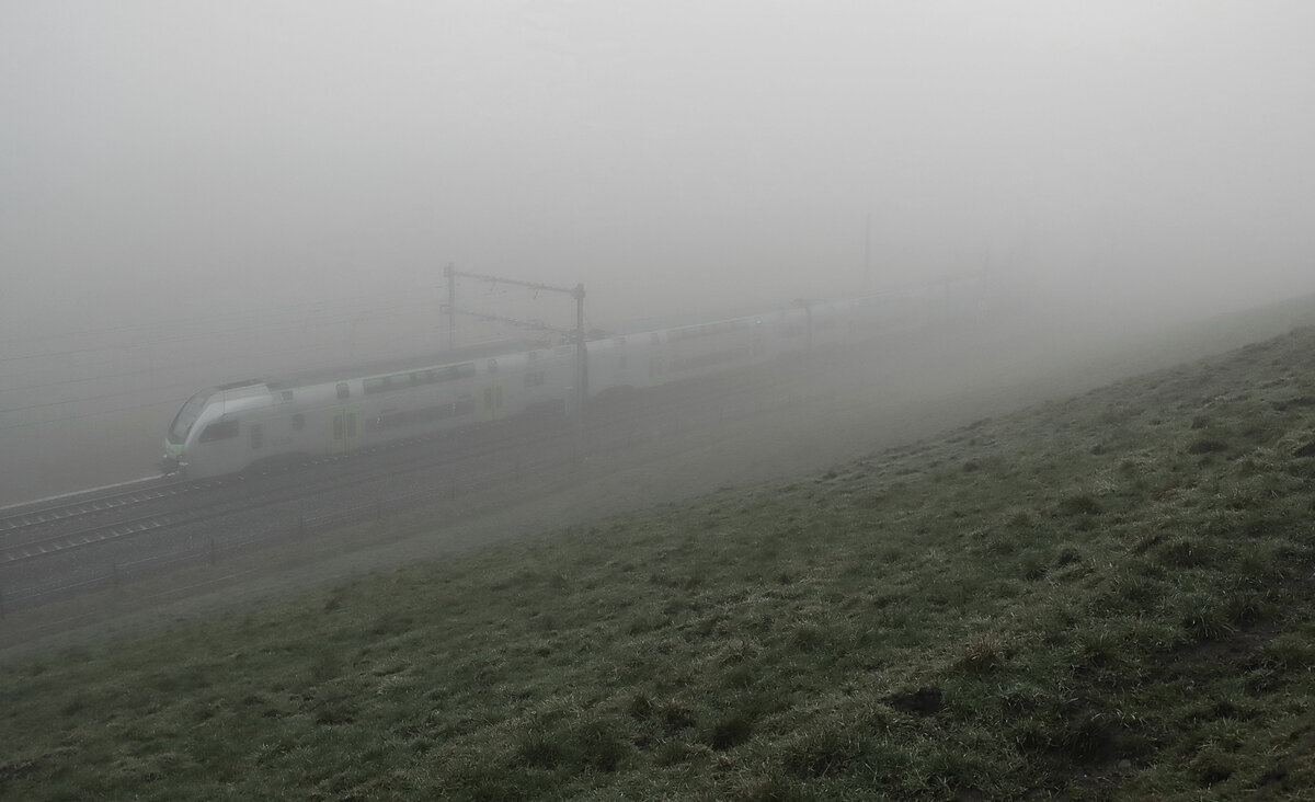 Nebelbild auf der Berner S-Bahn, Gürbetallinie. Nicht einmal die Aufnahme eines ganzen vierteiligen MUTZ Doppelstockzugs gelingt. Wabern, 27.Dezember 2021 