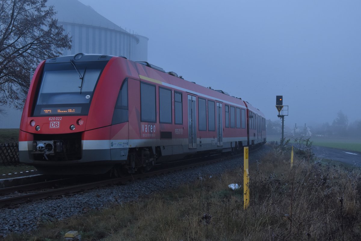 Nebelbild aus Euskirchen, hier an der Haltestelle Zuckerfabrik ist im Nachschuß der 620 022 der aus Bad Münster/Eifel kam zusehen und gleich in den Bahnhof Euskirchen Hbf einfährt.3.12.2016