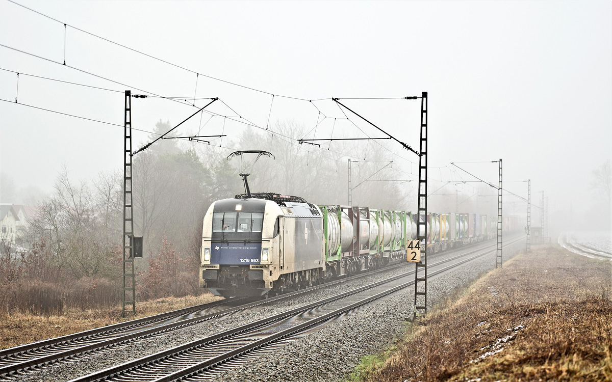 Nebelbild der WLC 1216 953 die in Langenisarhofen mit einem KLV Zug vorüberfährt.Bild 21.12.2017