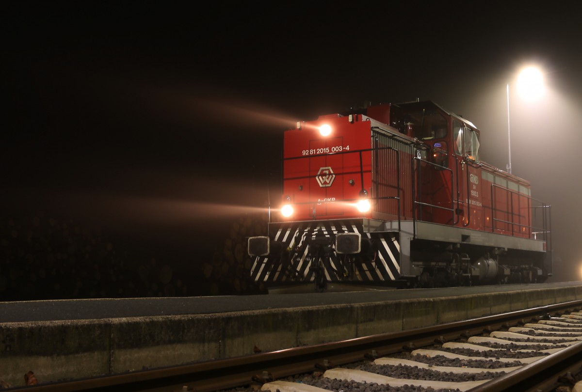 Nebelig Trüb war der Nikolaustag am 6.12.2015 durchwegs. Das Abends einsetzende  Nebelreissen  diente mir positiv für ein Lok-Portrait von DH 1500.1 im Bahnhof Wies Eibiswald.